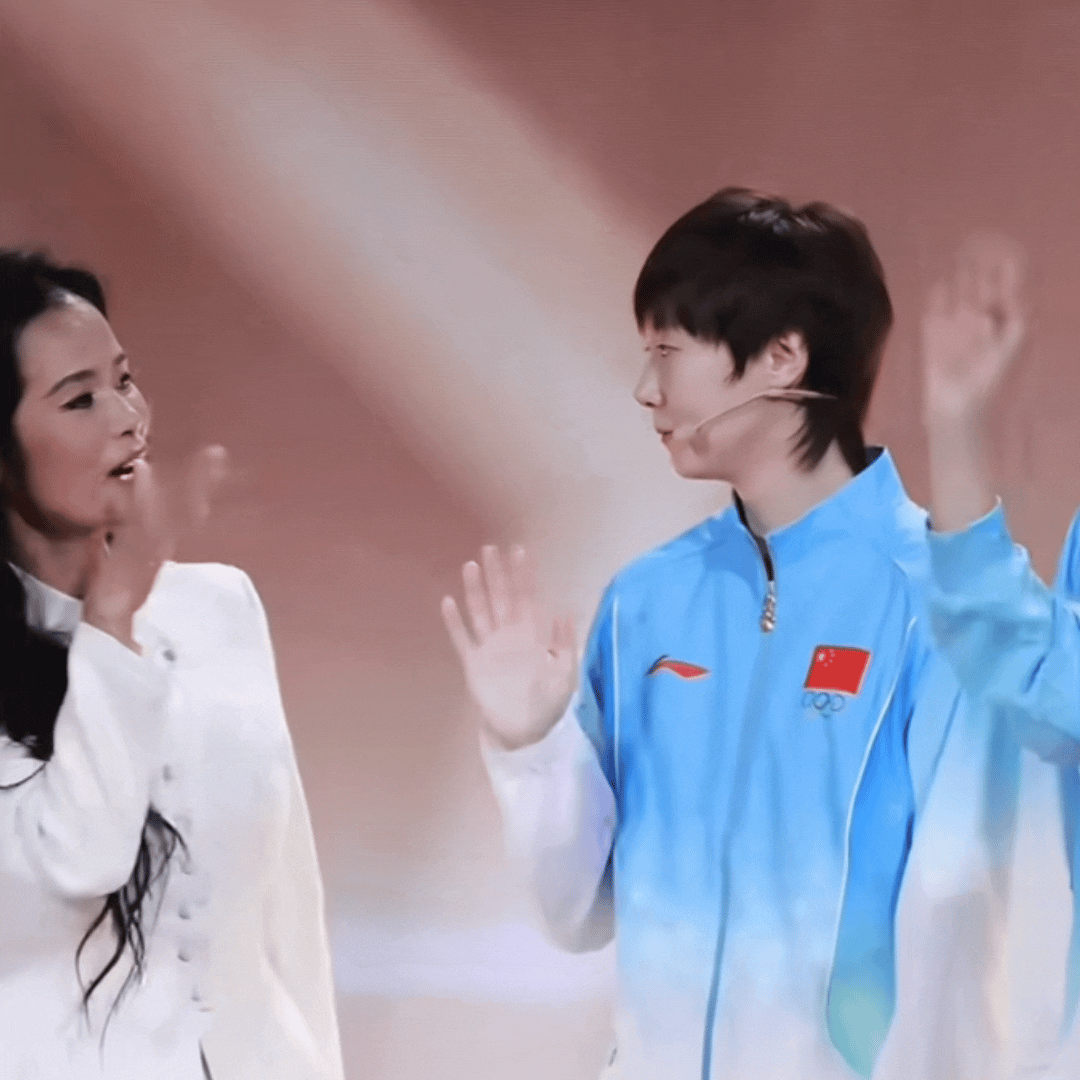 今晚在北京代表国乒参加2026亚运会领奖装备发布仪式的王曼昱，在舞台上与《亚洲雄