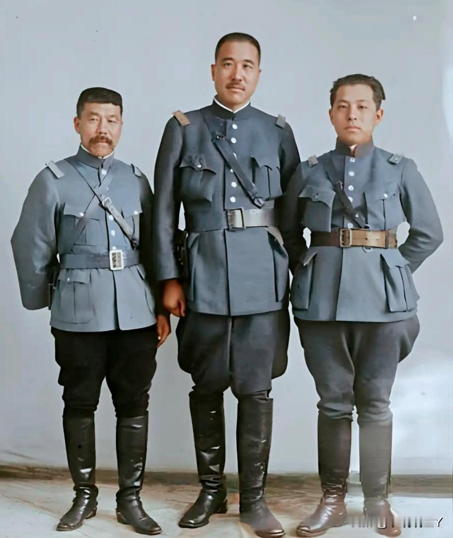 这是张学良和张宗昌及褚玉璞同框的一张戎装老照片，拍摄于一九二七年。这可不是演员扮