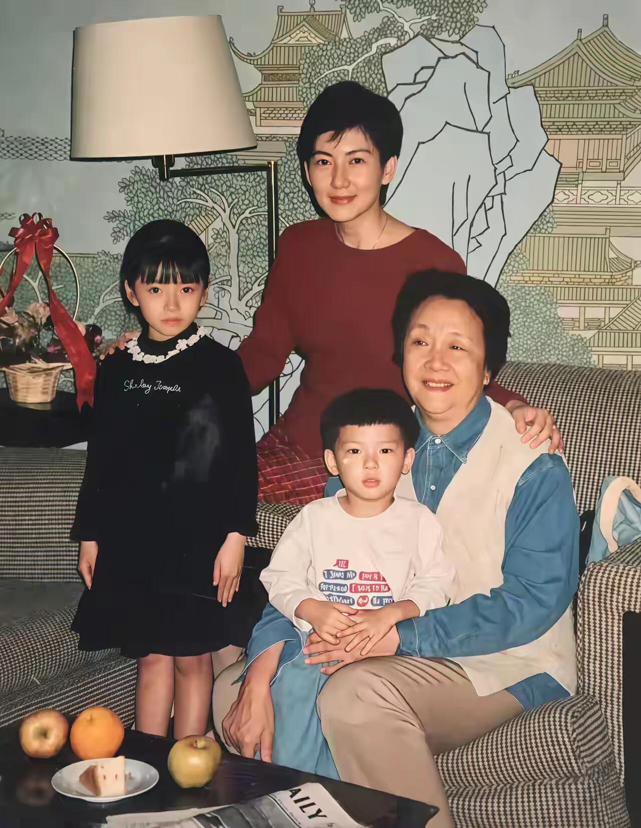 照片里穿黑色连衣裙，有小刘海的女孩，小时候的五官跟现在几乎没有怎么变化，那个时候