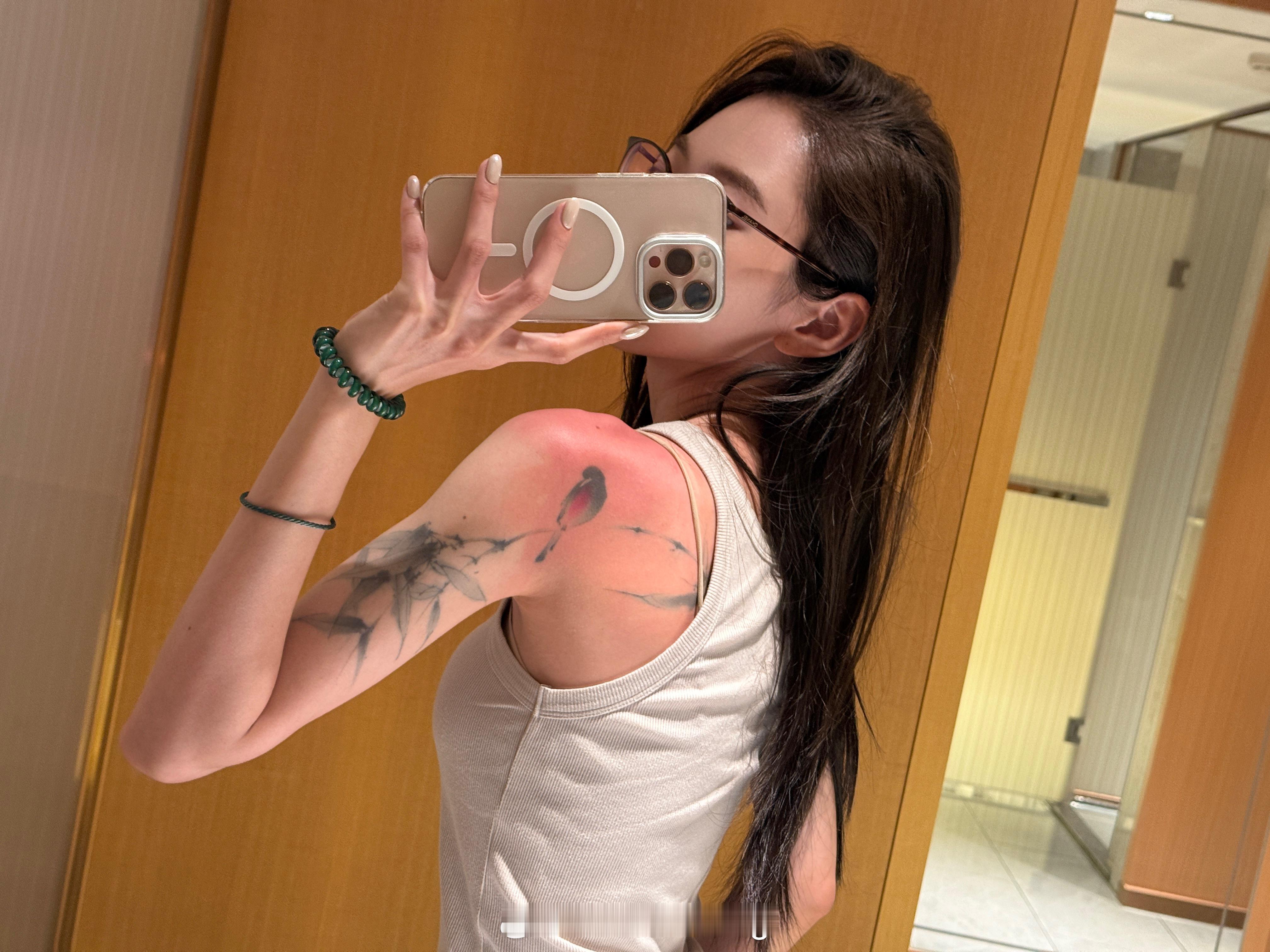 抹防晒偷懒的后果不过看来我的防晒真的很有效果，安利一下… 