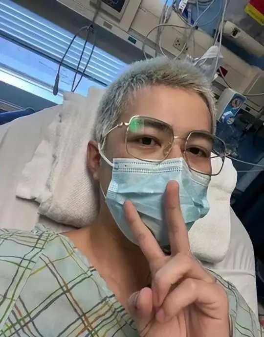 陈学冬消失2年首晒照，头发花白面容憔悴，不少网友猜测是车祸留下了严重后遗症。我认