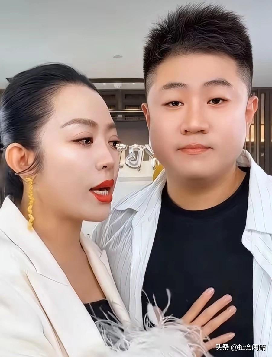 怪不得大家都搞直播，是真的挣钱！
 
作为王小利的前妻，二人转演员温美玲刚刚结束