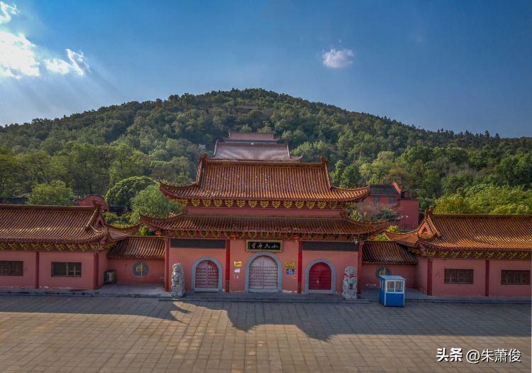 马鞍山小九华寺坐落于马鞍山市雨山区采石街道，地处长江之滨、望夫山上，紧邻采石矶景