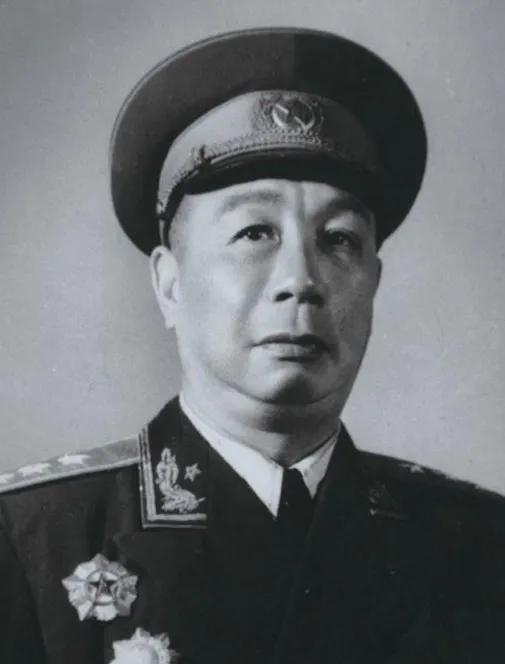 1979年，对越自卫反击战中，班长黄招强带着伤员们撤退，中途突然清点人数，他习惯