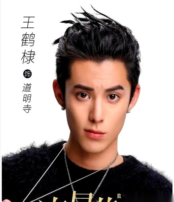 偶像剧教母柴智屏，亲自从一所航空大专里，捞出了一个准备当空少的学生。
她要把这个