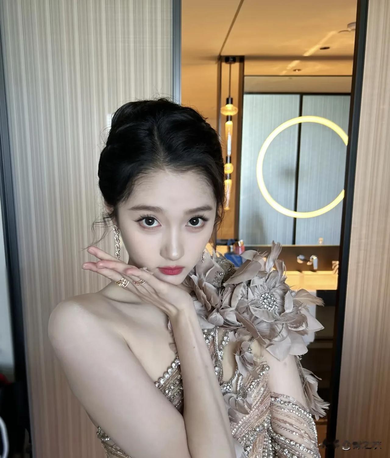 关晓彤的脸，我说实话有点幼态，但是她的身材比例又巨好，所以她一直卡在青春和御姐风