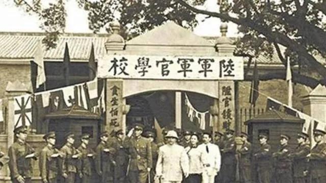 孙中山手里没兵权， 咋没人敢动他?

简单一句话， 背后有两股大力量撑着： 人心