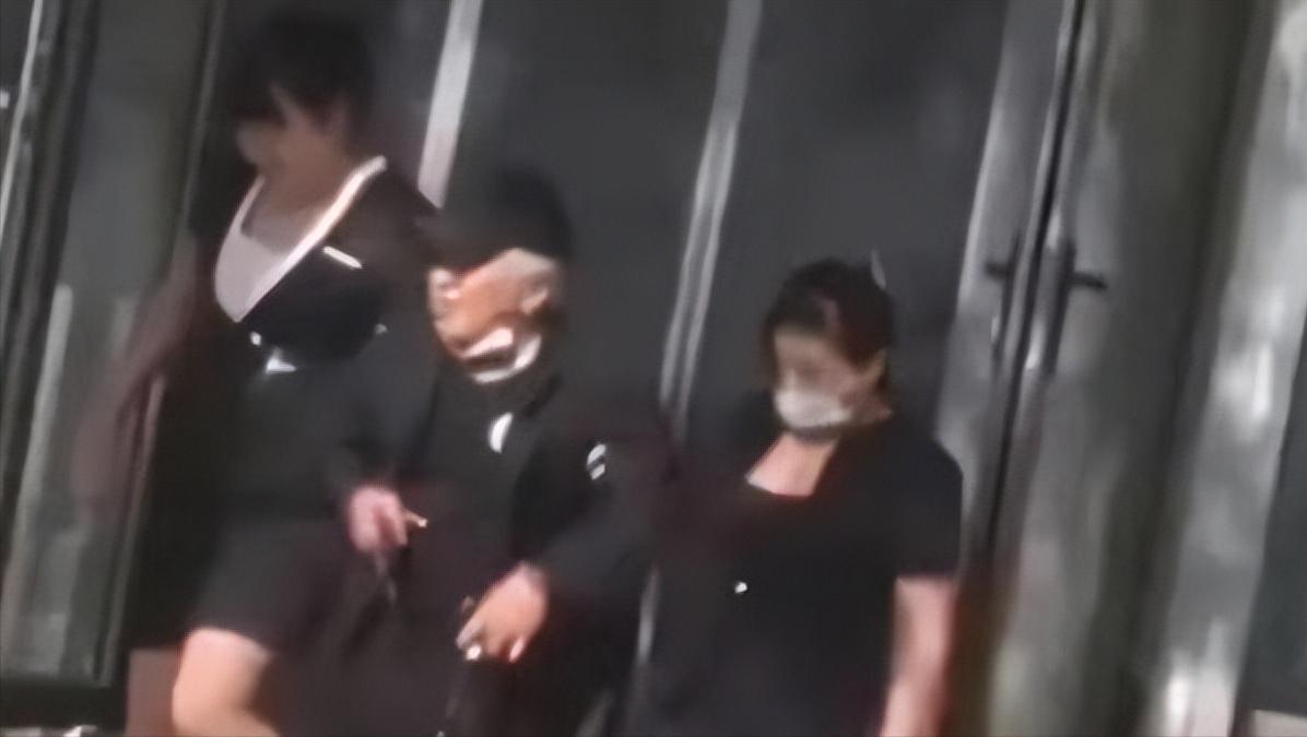 “这怎么算？”北京一名 60 多岁大爷去按摩店，一次性点了两名女技师服务。按摩到