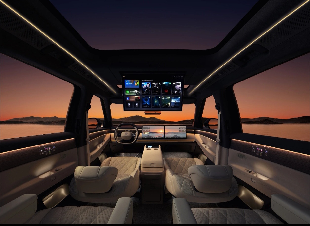 大众ID.ERA 9X的内外饰，尤其是内饰设计一跃看齐新势力电车。另外，丰田铂智