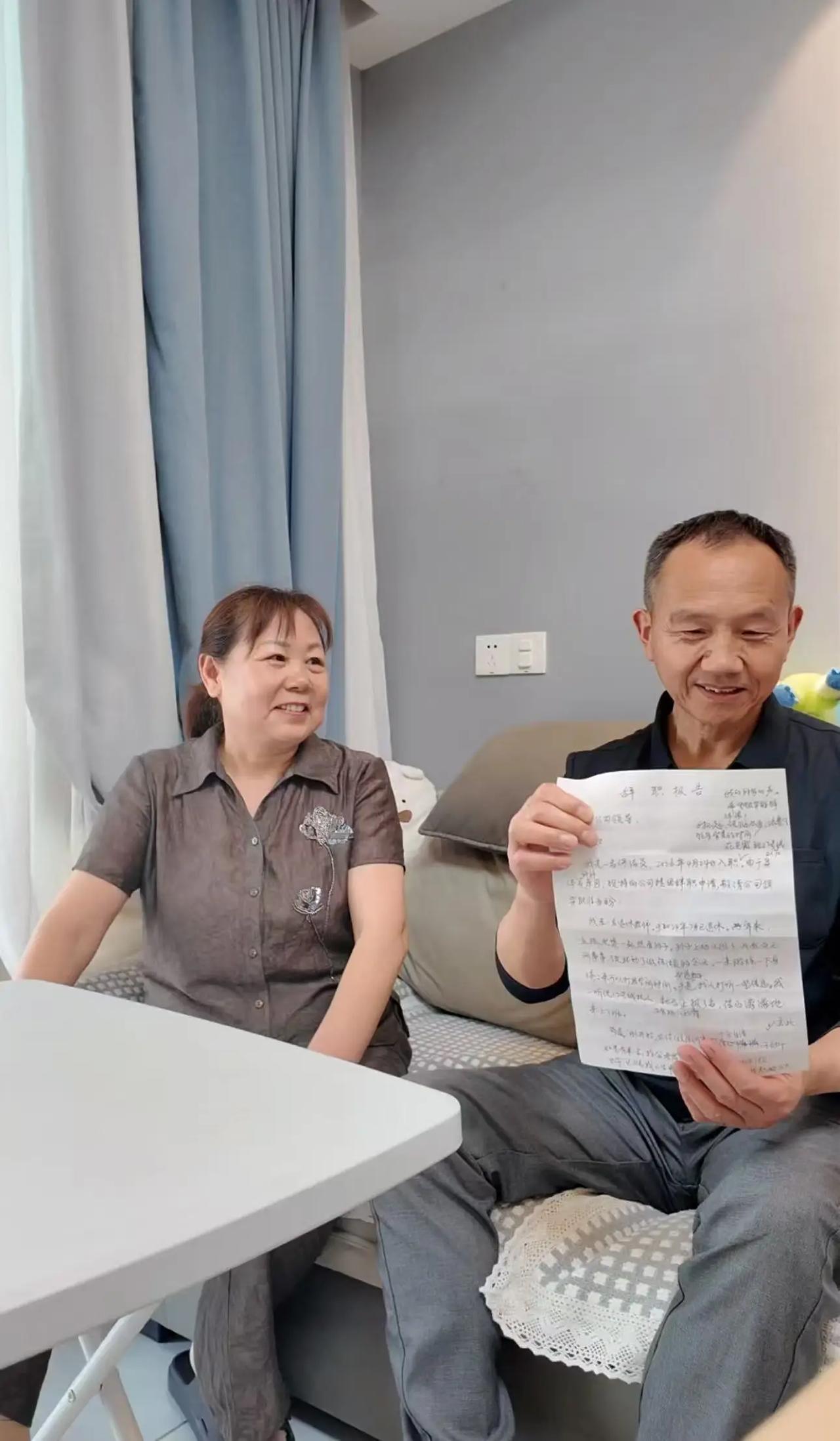 意外走红！一位老年“临时工”的辞职信为何令人感动
62岁的老教师曹先生退休后，应