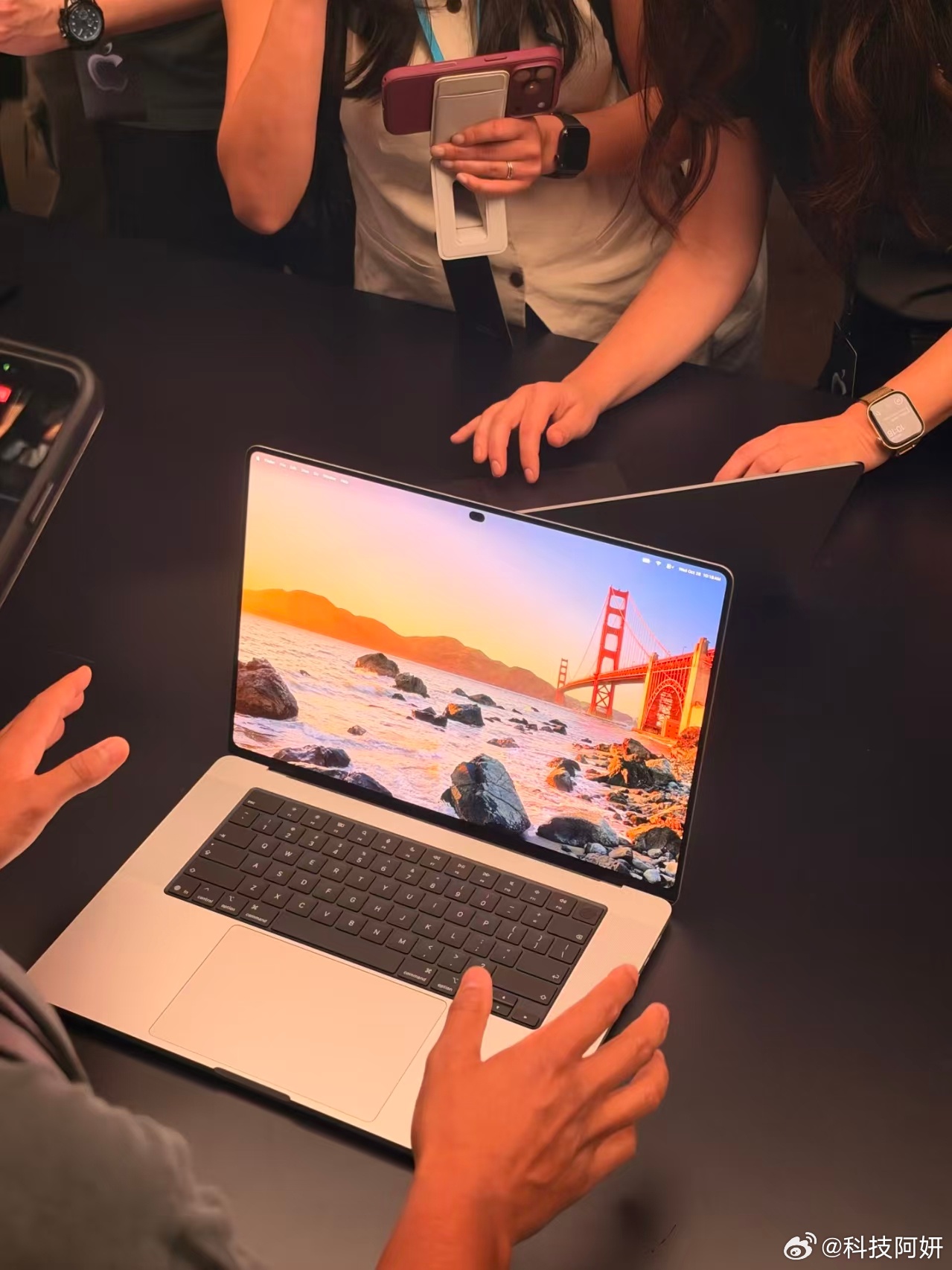 触屏MacBookPro值得买吗这款触屏MacBook Pro看着真的很心动呀！