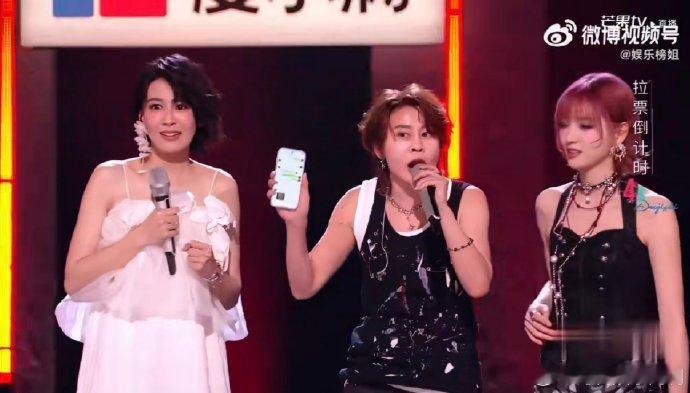 王濛王濛在舞台上都能回消息乘风2026 唱跳直播全程不耽误，反手就回复好友消息，