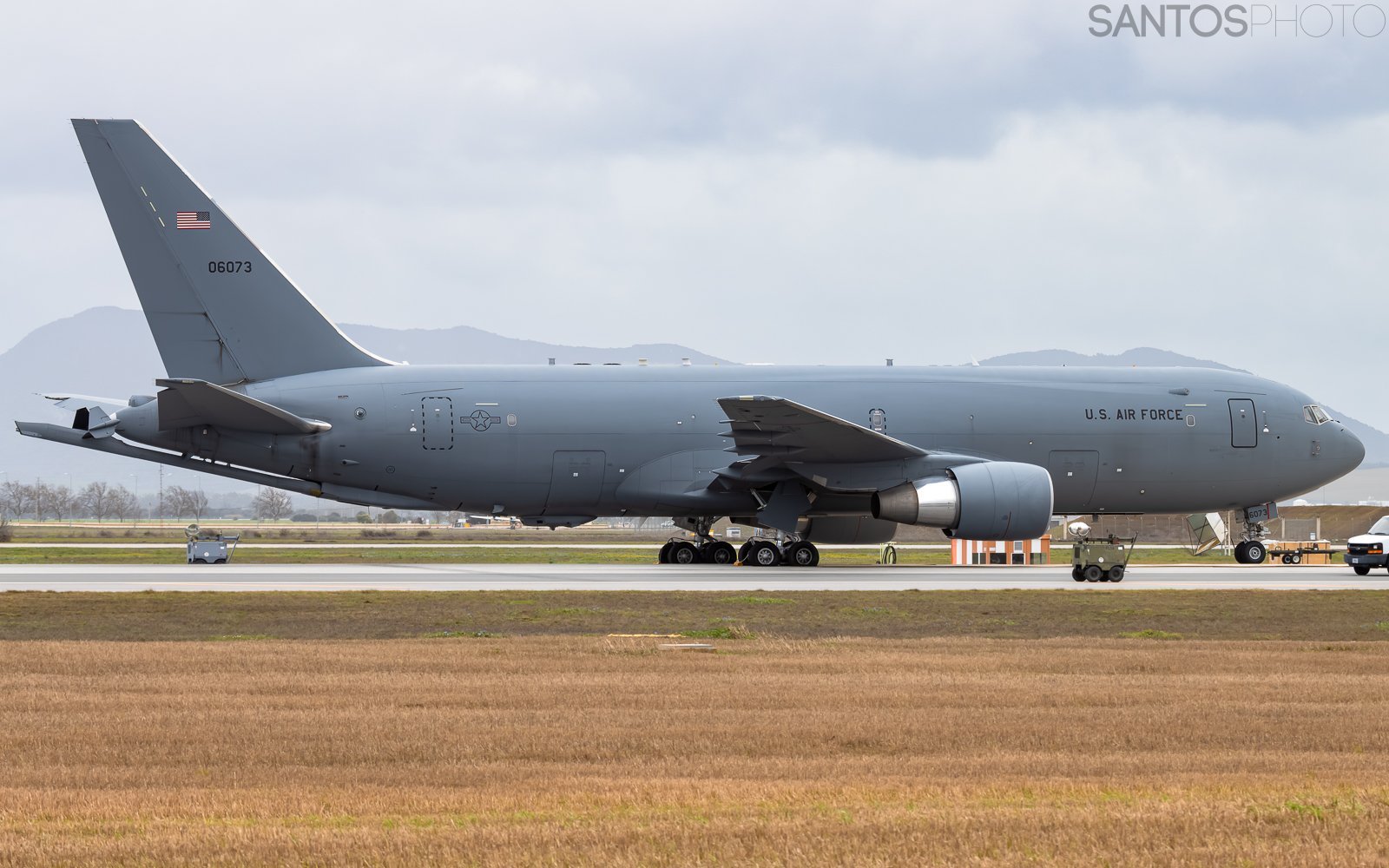 🔻3天前在西班牙罗塔空军基地爆胎的KC-46A加油机，导致目前该基地还有2架E