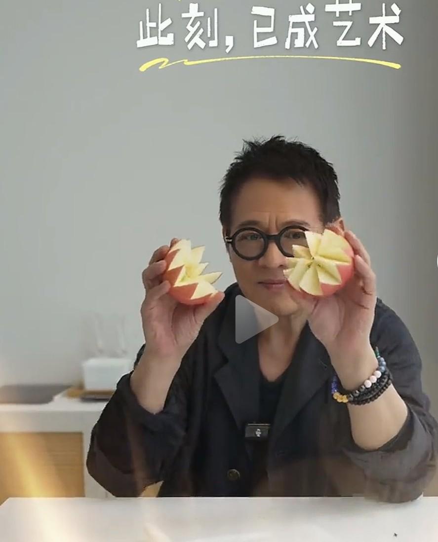 李连杰展示削苹果

        近日，功夫巨星李连杰一段居家削苹果视频走红网