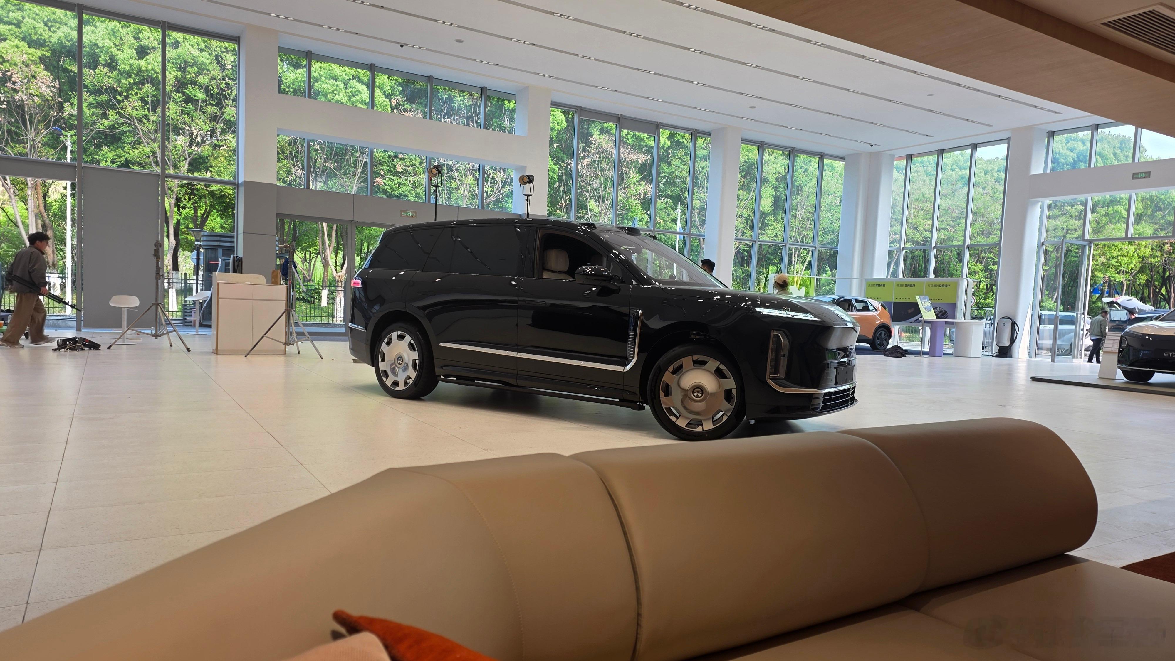 今天蔚来 ES9 全国进展厅，可以看到实车了