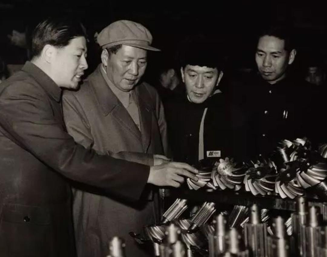 1958年，毛主席视察长春第一汽车制造厂时说了一句话：“什么时候能坐上我们自己生