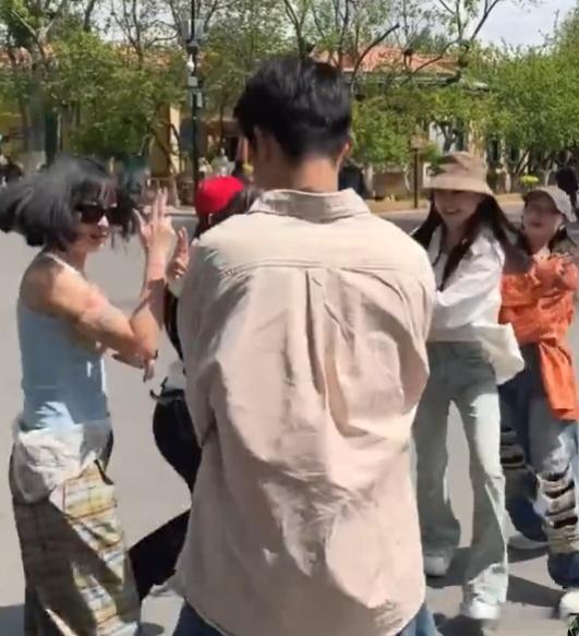 和同频的人一起旅游有多爽 在多彩世界里和同频的人结伴，哪怕只是坐在街头看行人，他
