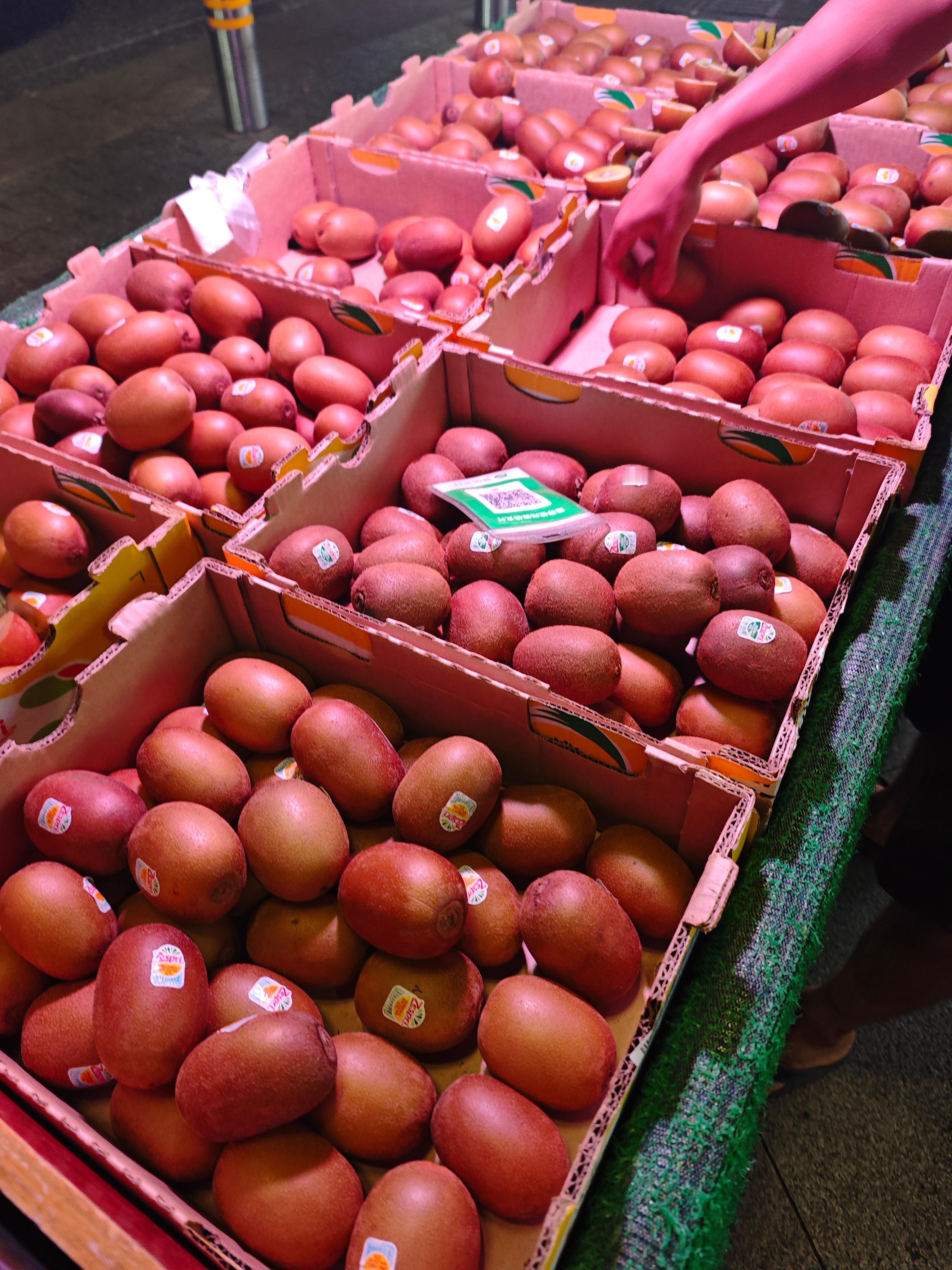 有吃过的吗，老板说这是“奇异果”，10元6个，直接买，尝下和“猕猴桃”有啥区别 