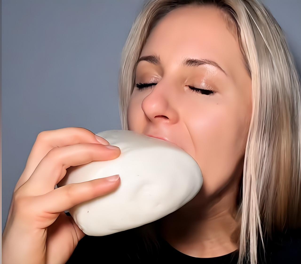 最近，老外好像被中国馒头给整不会了。

不是尝鲜吃一个，是冲进超市，拎起那种透明