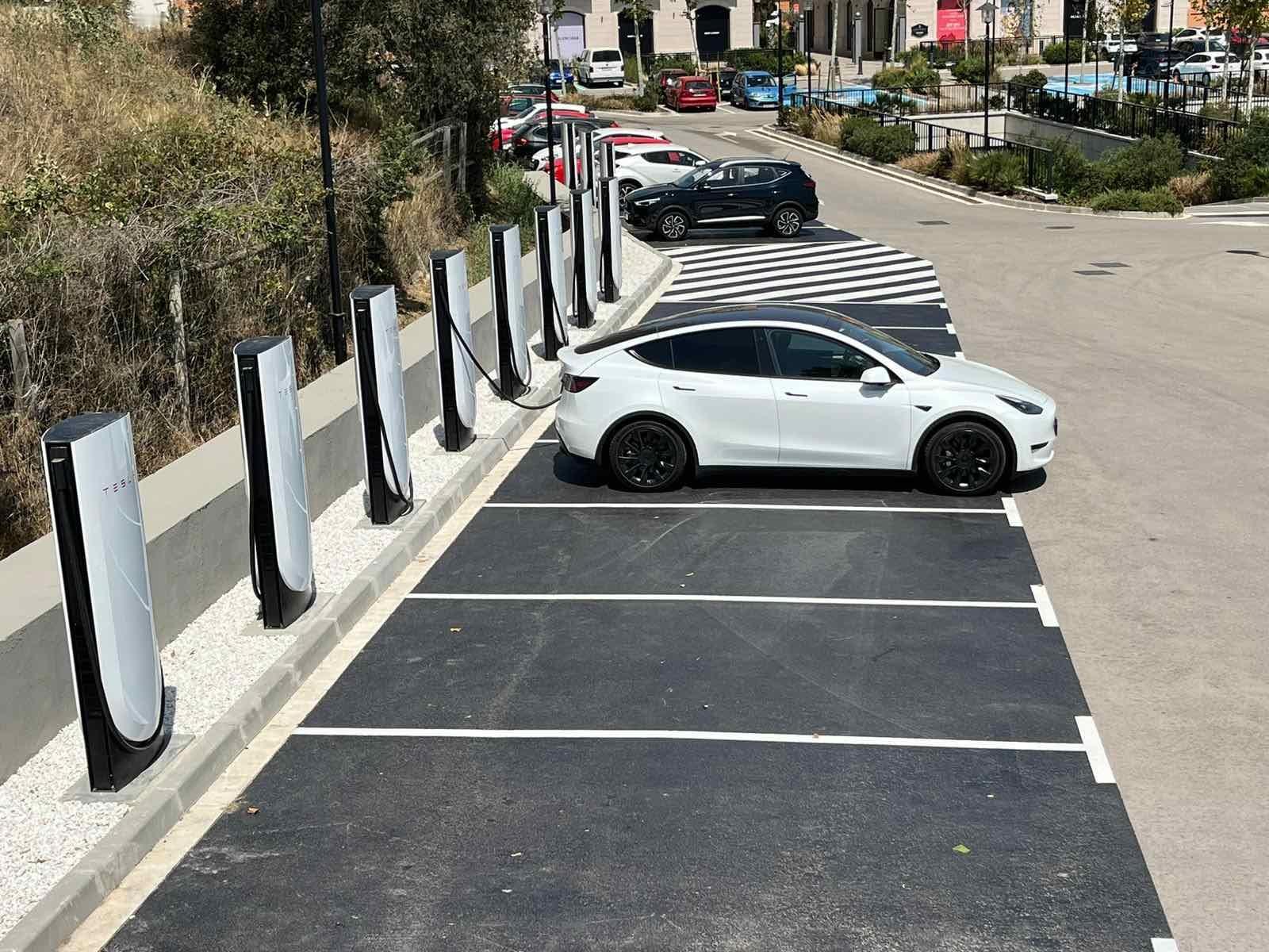 因为政治原因，特斯拉已在阿联酋和沙特阿拉伯的部分地点推出免费超级充电服务。 