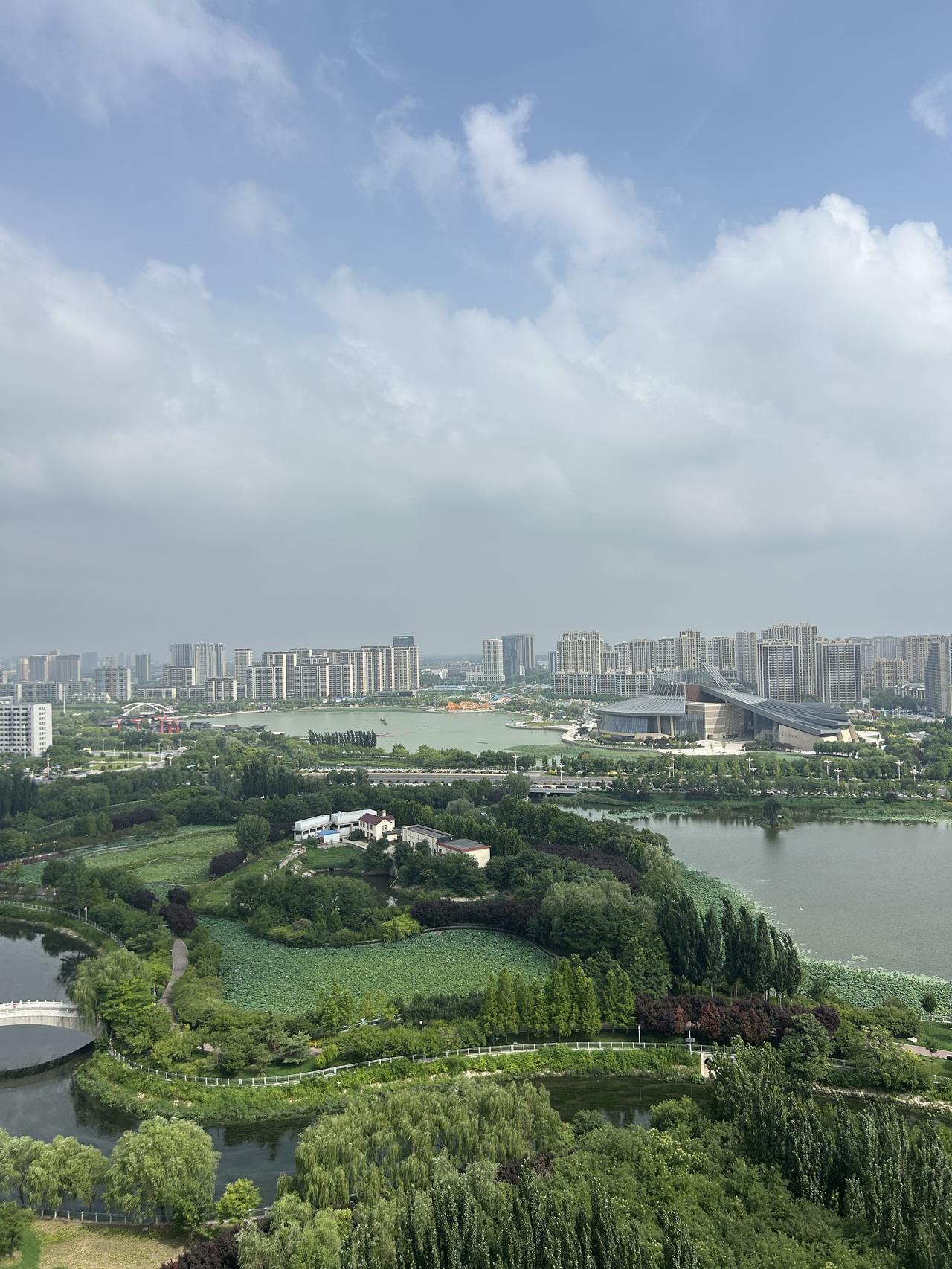 保定新莲池这风景也不错，你知道这是哪儿么。这么看这几年变化太大了，东部的风景也越