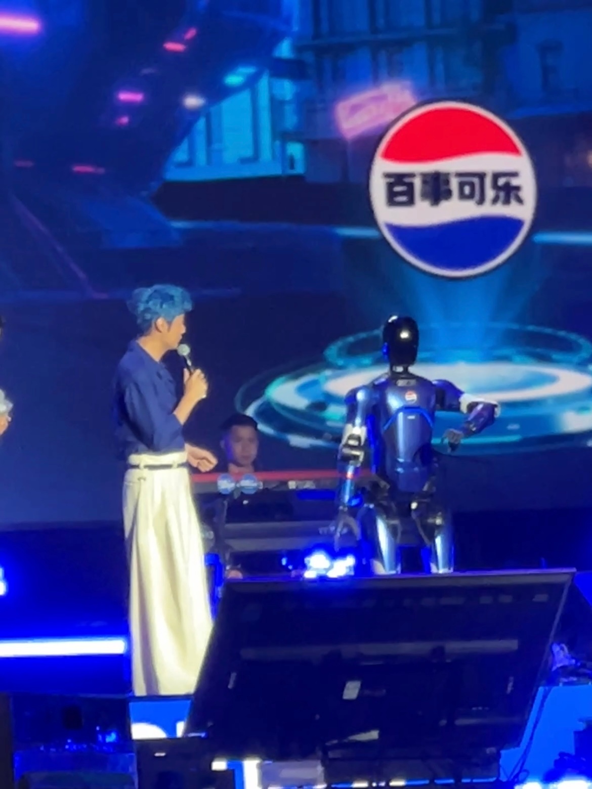 李荣浩杨丞琳果然真夫妻就是好嗑 百事你也磕CP吗？百事音乐盛典上李荣浩蓝发《李白