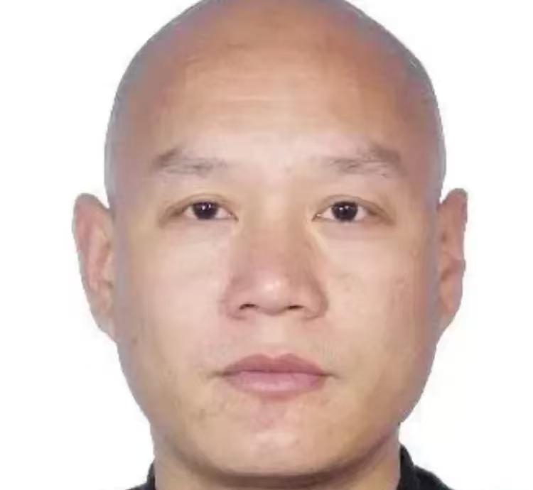刘连卫这人，光看名字没人会多想。但前阵子案子曝光，大家才发现，他穿着僧袍四处骗人