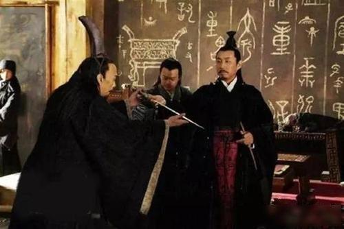 公元前473年，吴国灭亡，越王勾践登顶称霸，功臣满朝。但范蠡却悄然离去，西施随行