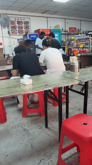 湖北孝感一个小镇饭店里。
有网友拍到两名黑人男子竟然在店里打工做服务员？
他们看