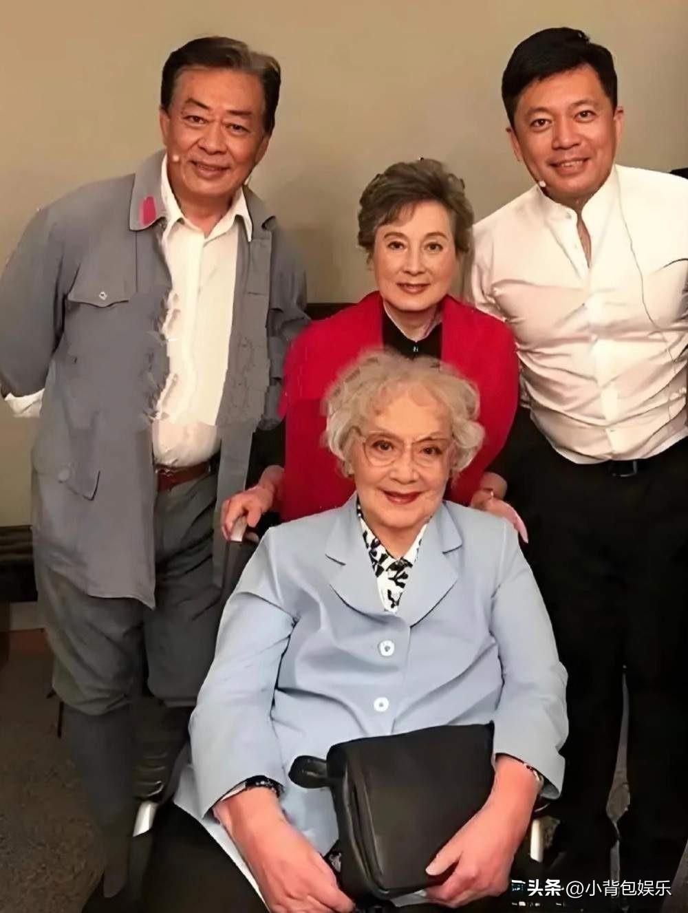 四位老戏骨，左边的是王诗槐，右边的是何政军，中间的两位记忆力模糊了，虽然白发苍苍