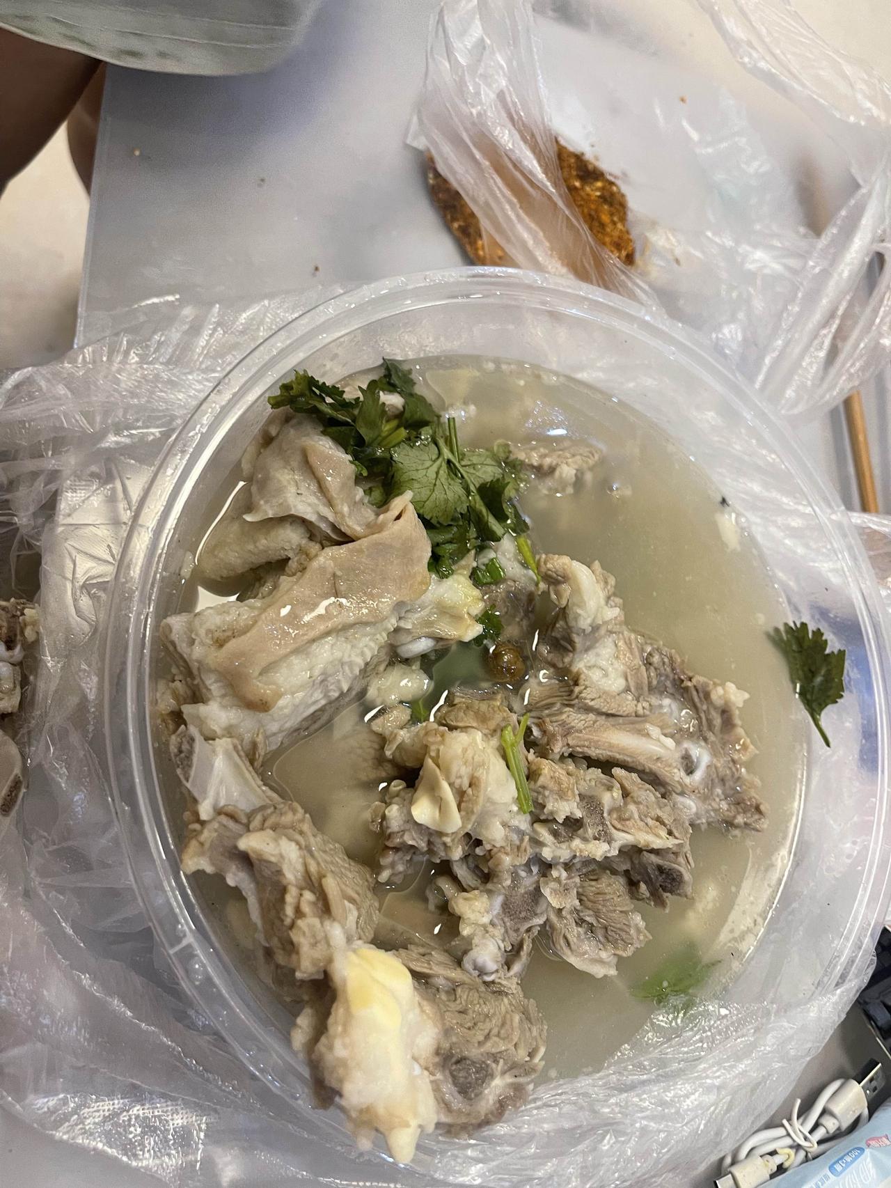 我以为是他打包的剩菜呢，没想到是临走的时候专门买了一份羊肉打包带回来的。
这感觉