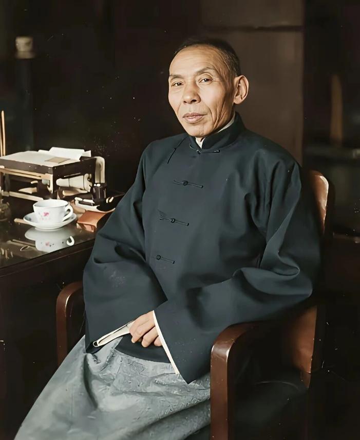 1937 年淞沪会战之后，日本人多次找到杜月笙威逼利诱，希望他出面主持上海傀儡政
