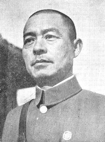 凝视着这张老照片，张自忠将军身着军装的模样，眼神里满是坚毅。作为抗战中牺牲的国军