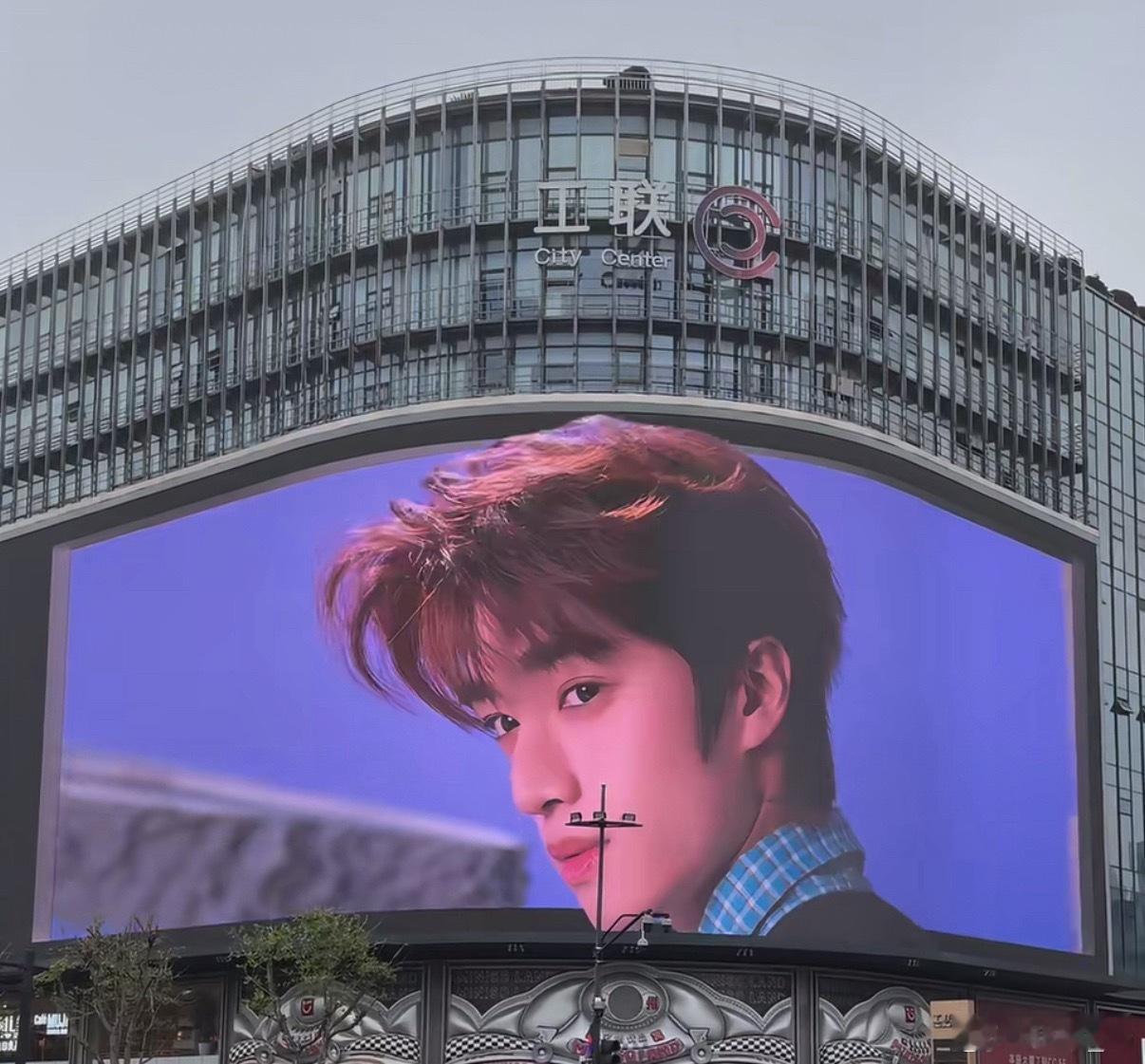 树岛这个大屏投的很好看啊 拍的完全就是妈咪感 