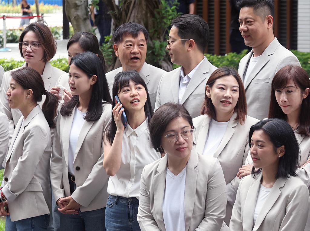 高嘉瑜合照忘带外套 他赞逆势操作：我竟不知蔡英文有来
民进党台北市长参选人沈伯洋