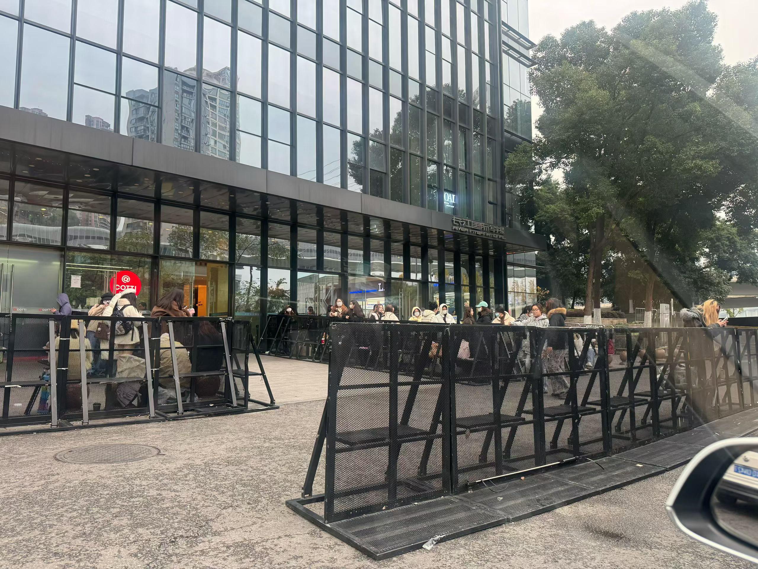 长江国际楼下严阵以待宇宙闪烁请注意