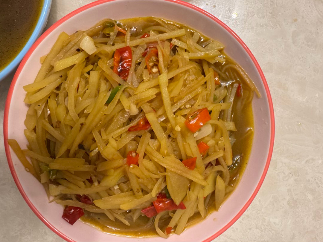 今天自己做饭吃下雨连续11天，菜就剩这些了，豆腐颜色可以吧搭配辣椒，土豆丝搭配辣