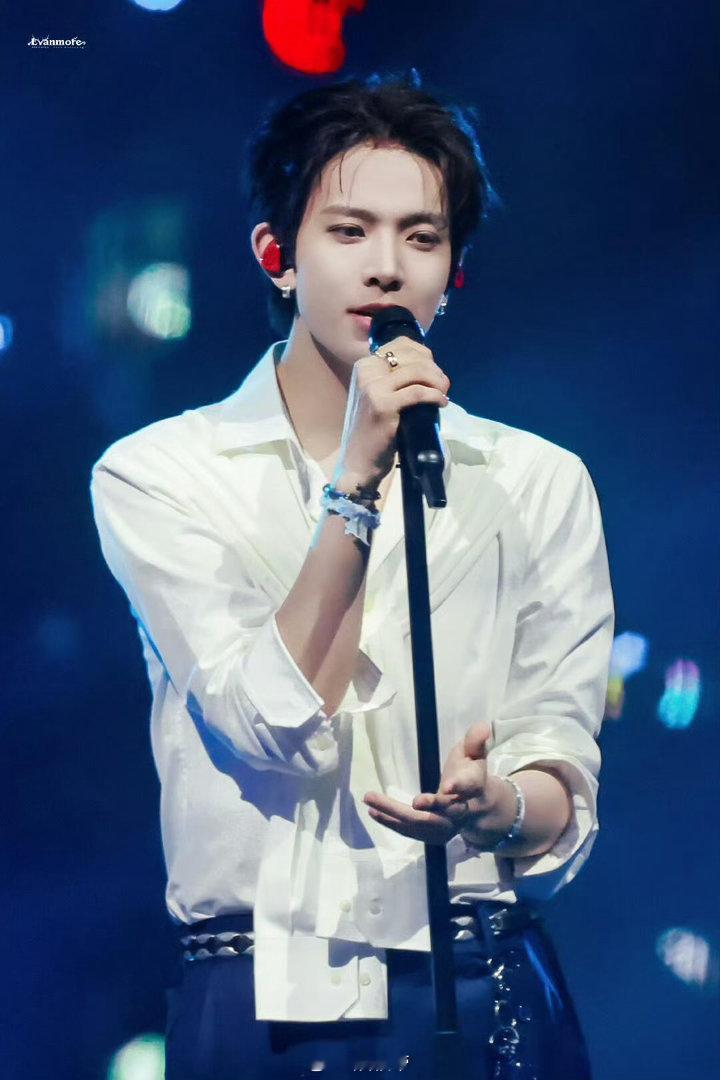李羲承专享会官宣《DEATH OF ME》的故事要搬到线下舞台，李羲承把歌曲里的
