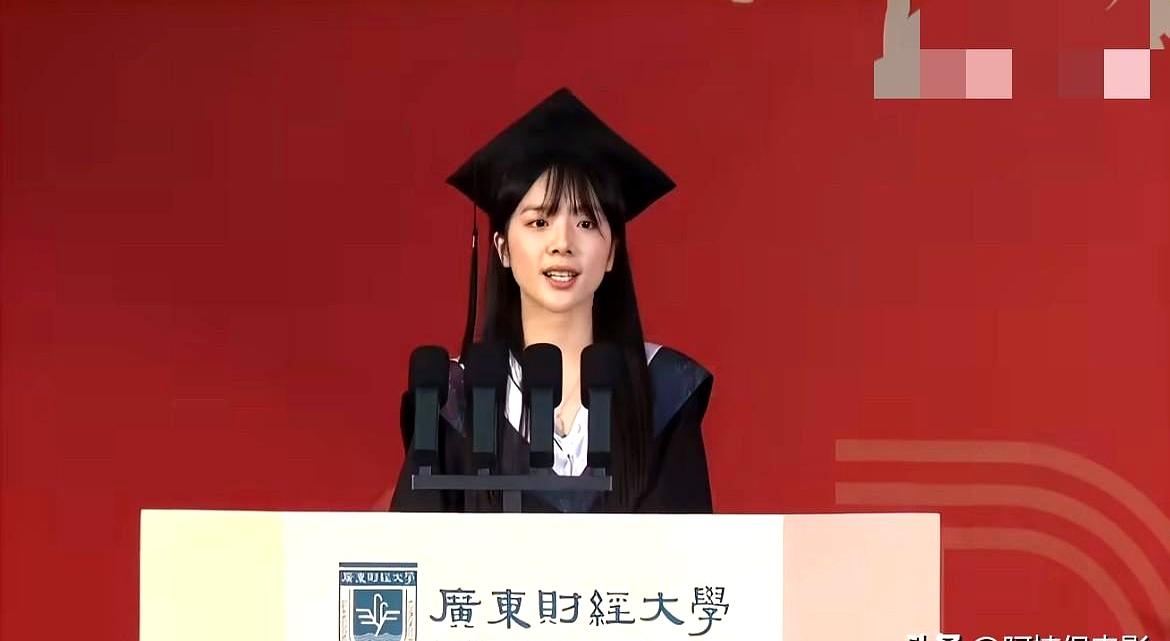当她穿着学士服在广东财经大学毕业典礼台上发言时，掌声很热，可话一出口，字幕像救生