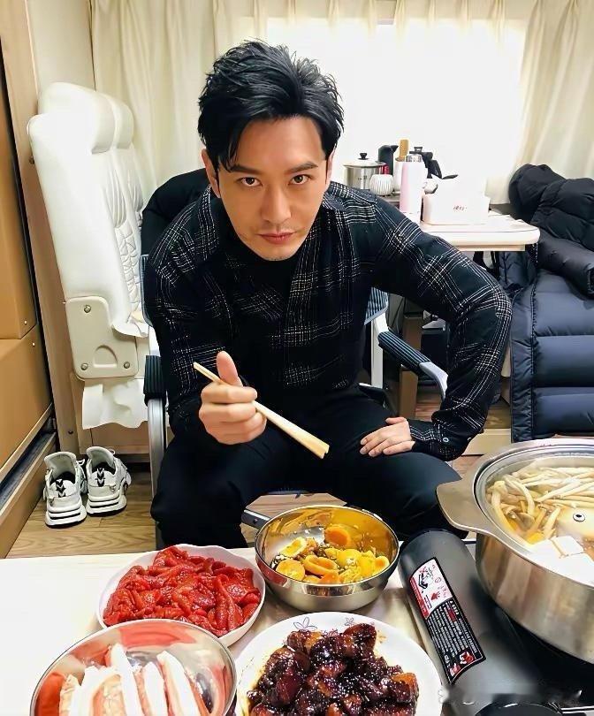 黄晓明这桌菜也太少见了吧，看着好新奇，完全认不出是什么菜式～ 