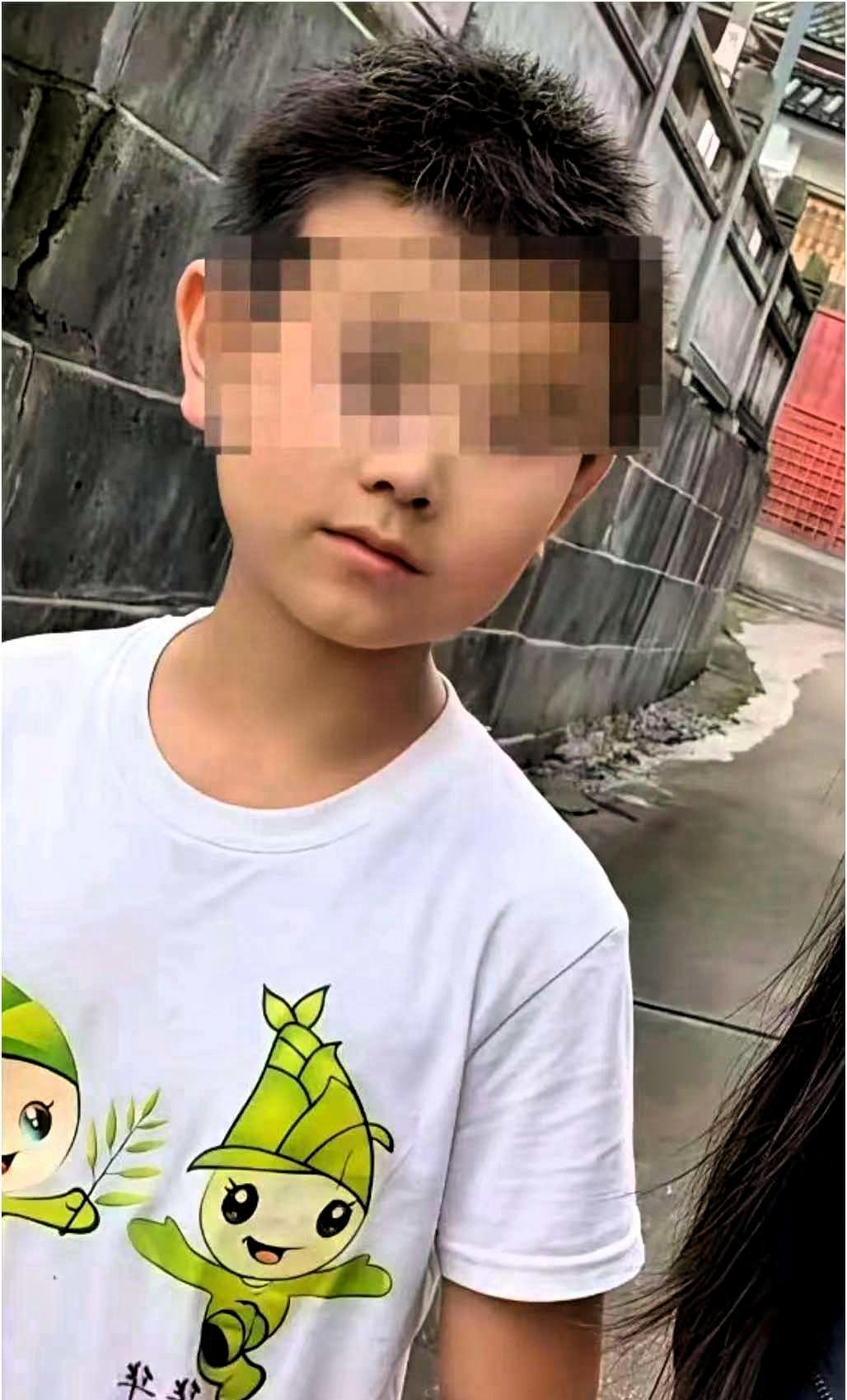 云南这起案件，像一根冰锥扎进人心。
 
61岁的老妇人，为了42公斤铁皮的利益，