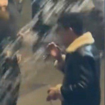 男子海洋馆内抽烟被白鲸喷水

当“白鲸喷水制裁吸烟者”的画面席卷网络，一场由拟人