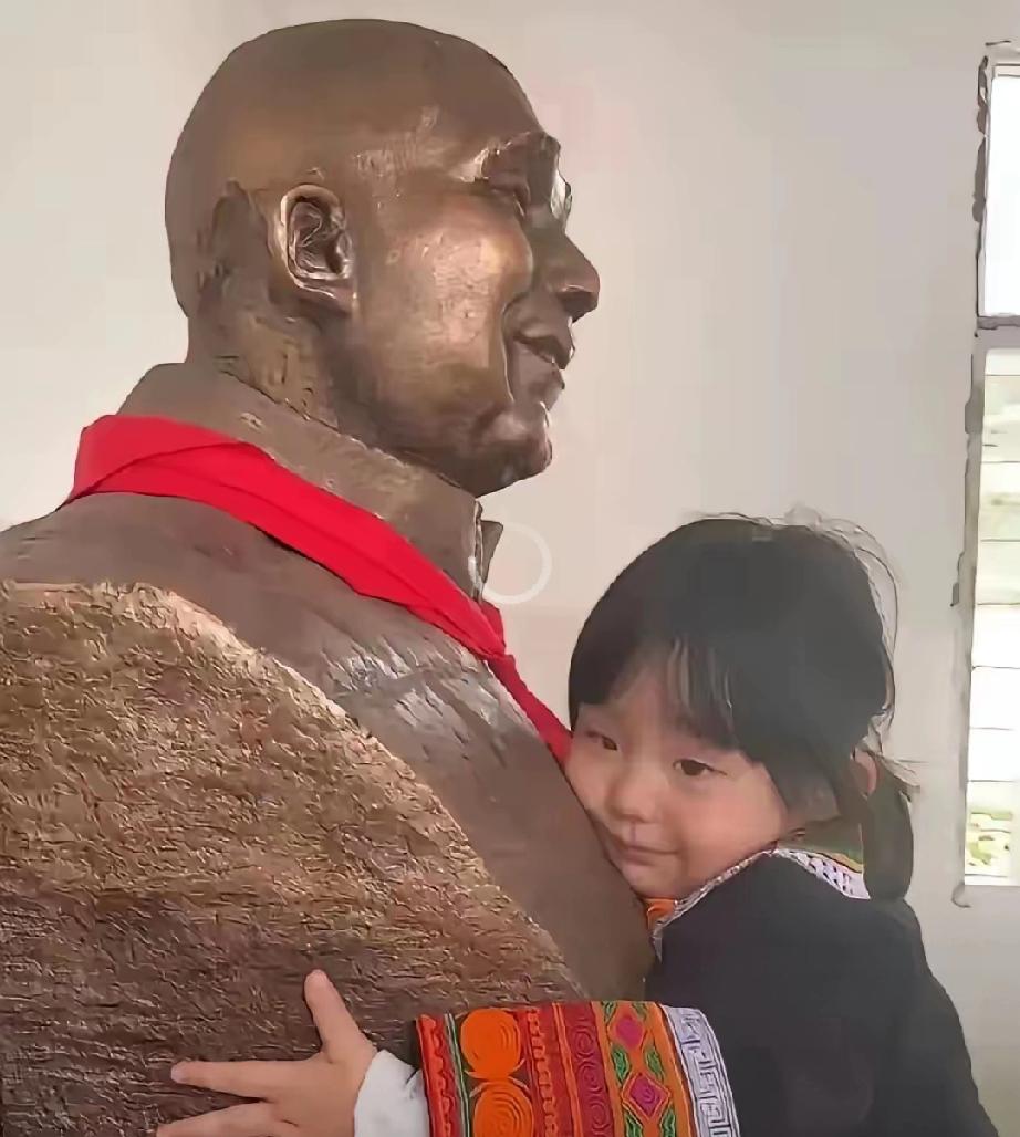 四川成都一名女子带着3岁的女儿前往大凉山景区游玩，两人走到一座石像前时，女儿突然