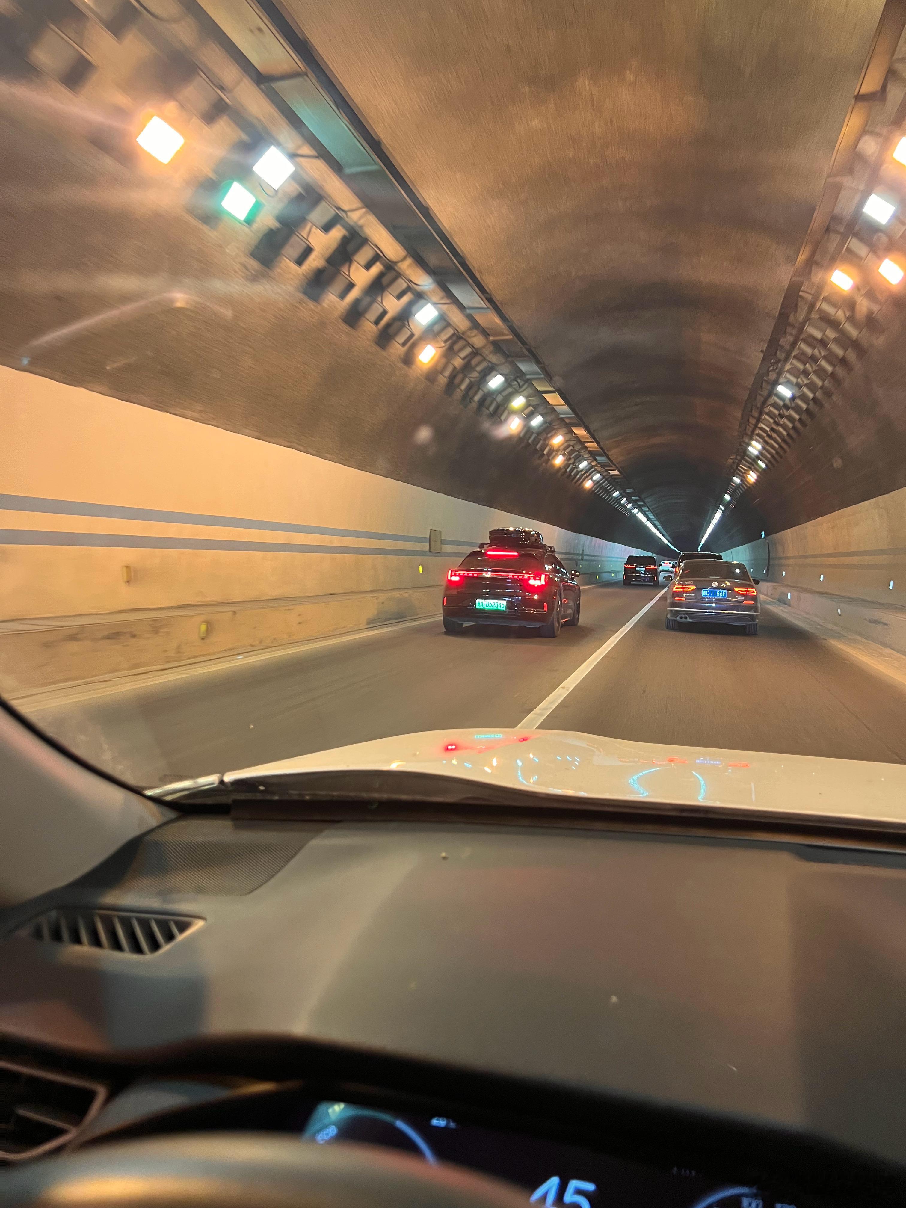 话说为什么三亚开车这么慢，限速已经很低了然后大部分人都跑不到限速，比北京还夸张…