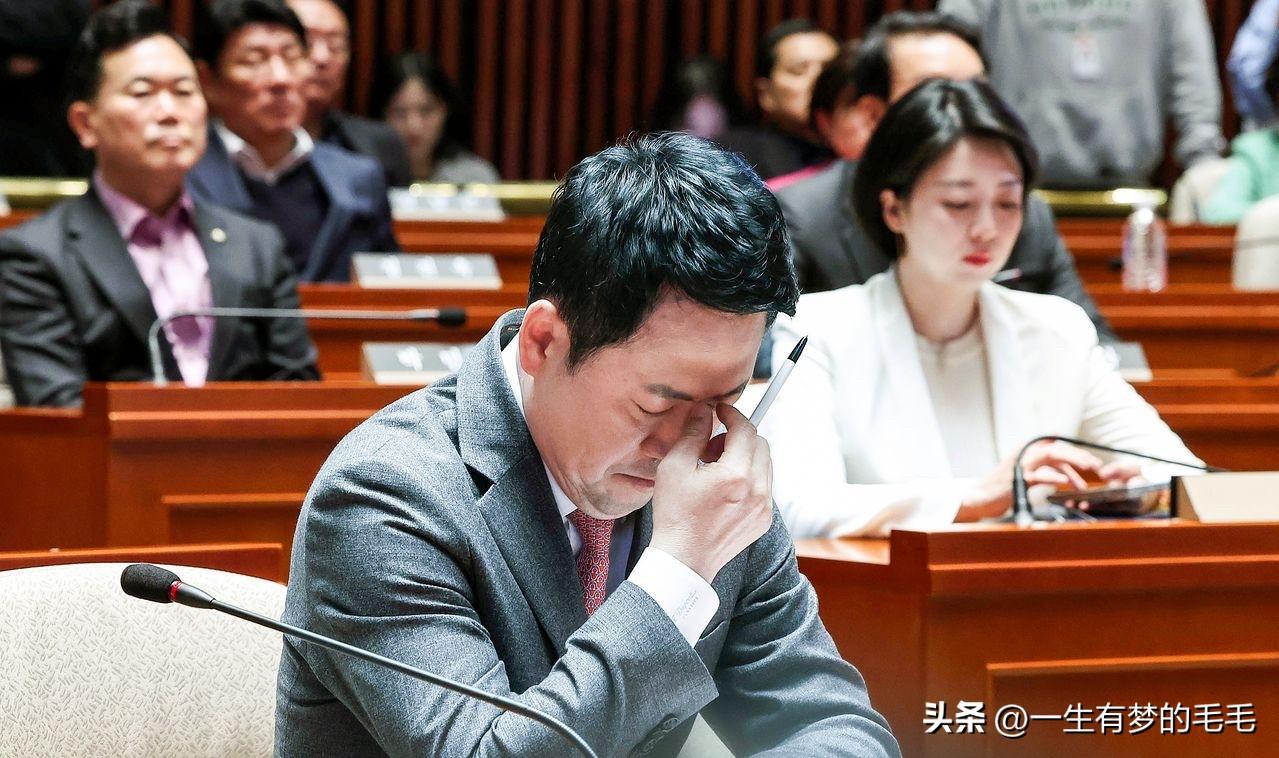 昨日（9日），韩国国民力量党经过激烈争论正式通过决议文，以全体议员名义发表堪称“