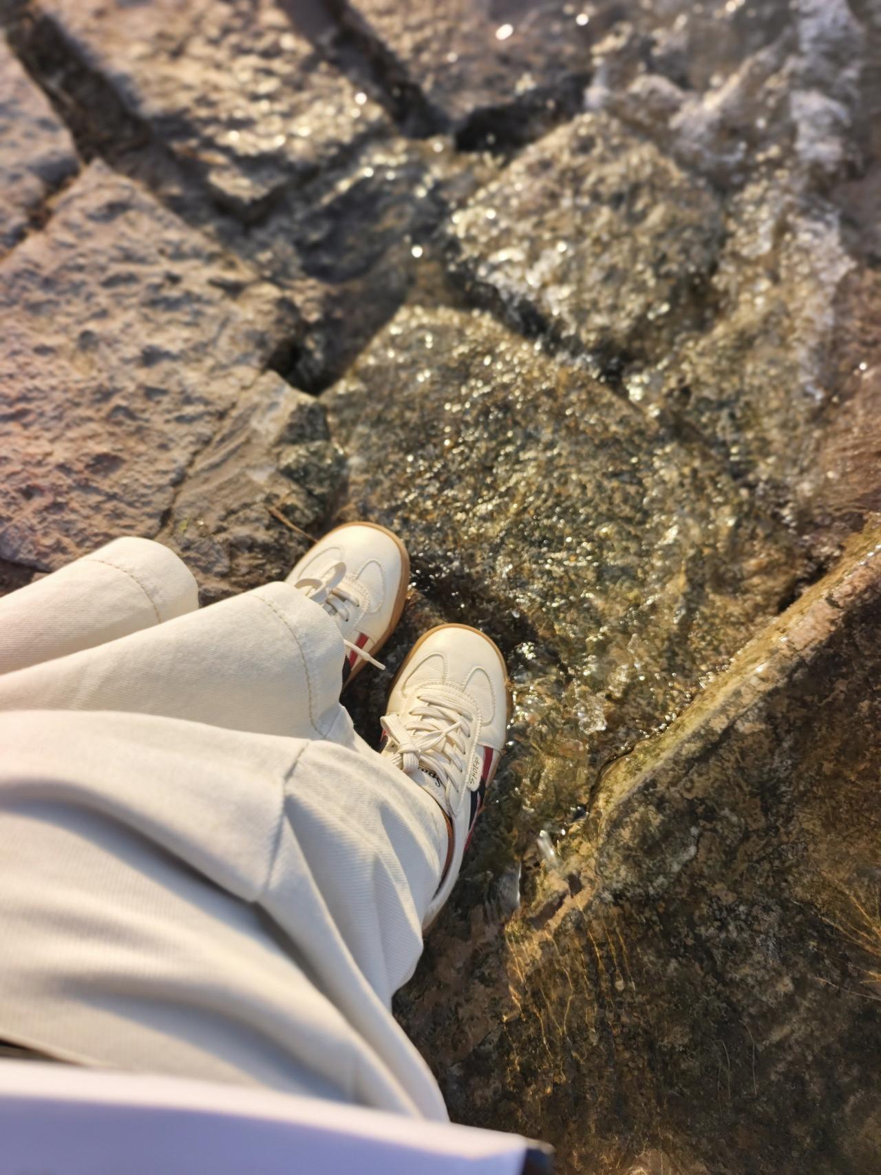 路过公园的湖水，忽然就想起来了玩玩水。
日子每天忙忙碌碌，已经有很多年没空来到水