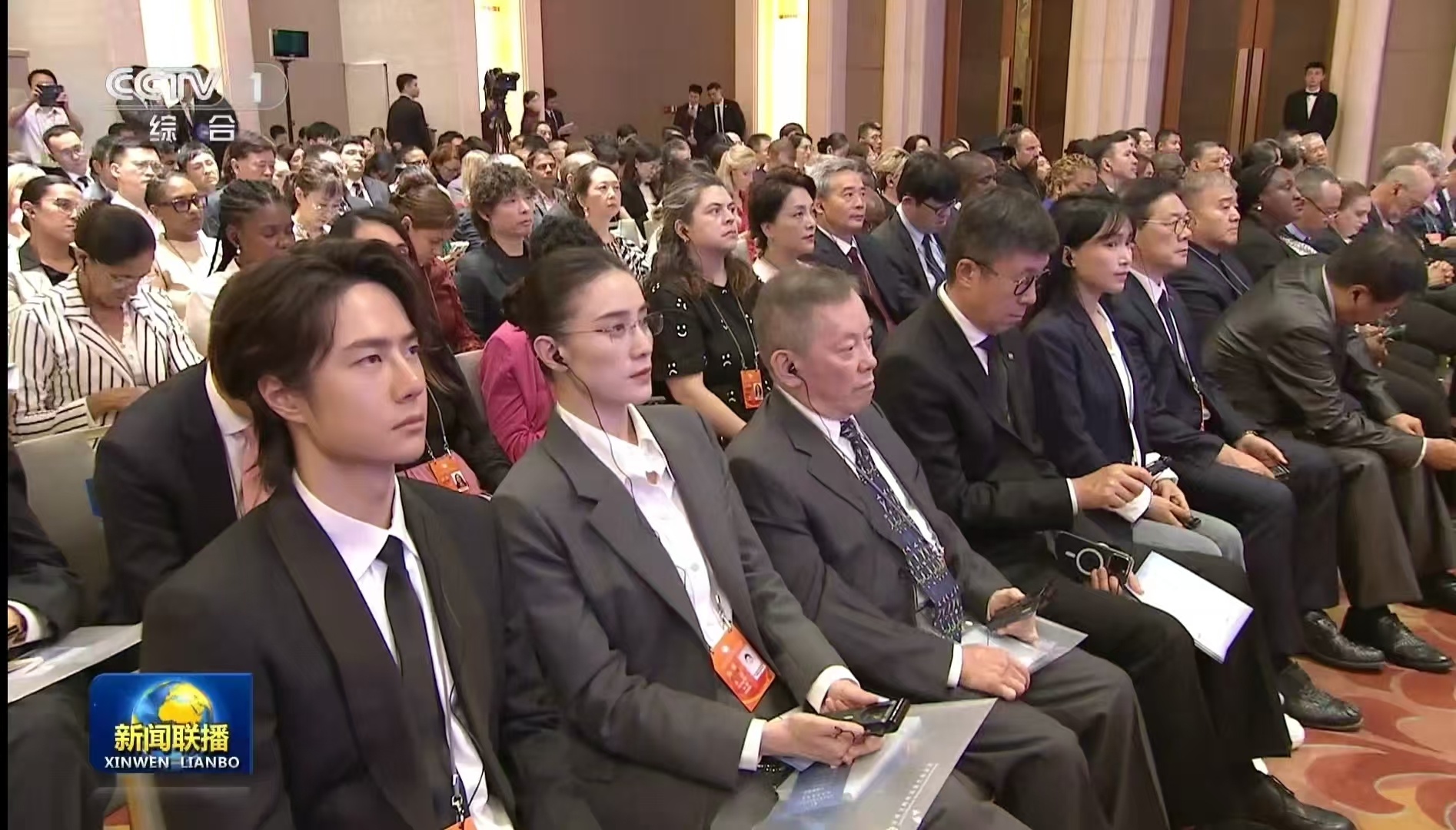 热搜这个话题不要洁癖，大家直接发帖安利，把官方发的、新闻联播上的一博大面积铺起来