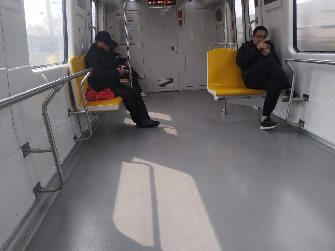 乱弹琴！高淳的轻规能和上海的地铁客流量比马！你们看看，原来的座位拆除了。现在是上