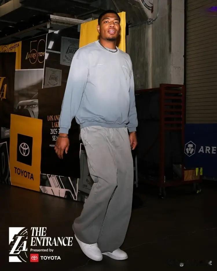 下面是一条关于湖人大将八村垒的坏消息！今天湖人主帅雷迪克在接受媒体采访时聊到了八