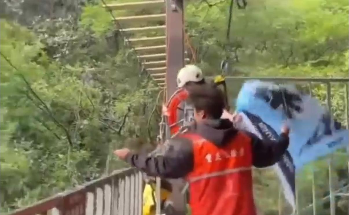 #体验华蓥秋千游客得知事故直呼后怕#【对话五一假期体验华蓥瀑布秋千的游客：玩之前